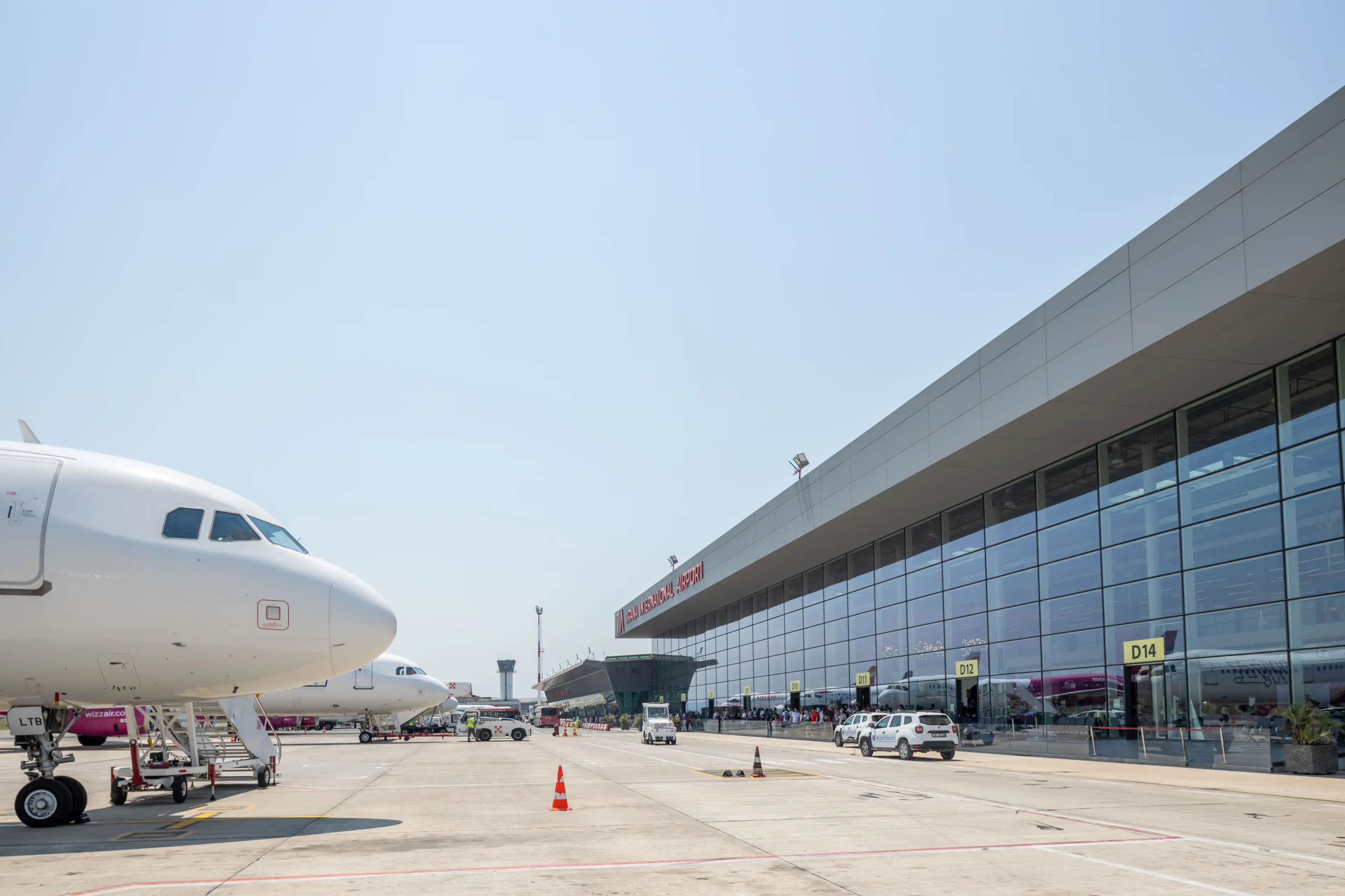 Avionë dhe terminali në Aeroportin Ndërkombëtar të Tiranës